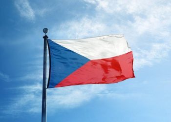 Zeci de Mii de Oameni Susțin Președintele Pavel în Praga